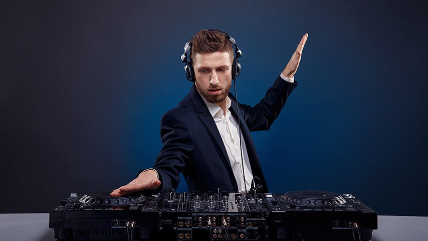 Contratar un DJ para eventos