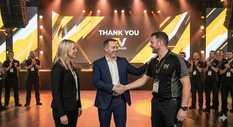 CEO felicitando al Jefe de Producción y Event Manager en el escenario.