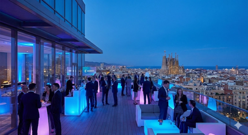 Auditorio de hotel emblemático en Barcelona preparado técnicamente con equipos audiovisuales integrados.